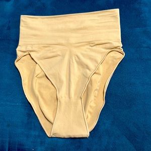 Brand new SKIMS!! Never worn. Amazing fit and butter smooth material.